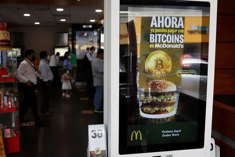 El Bitcoin comenzó a circular en El Salvador con apoyos, marchas en contra y la durísima crítica de un economista de EEUU